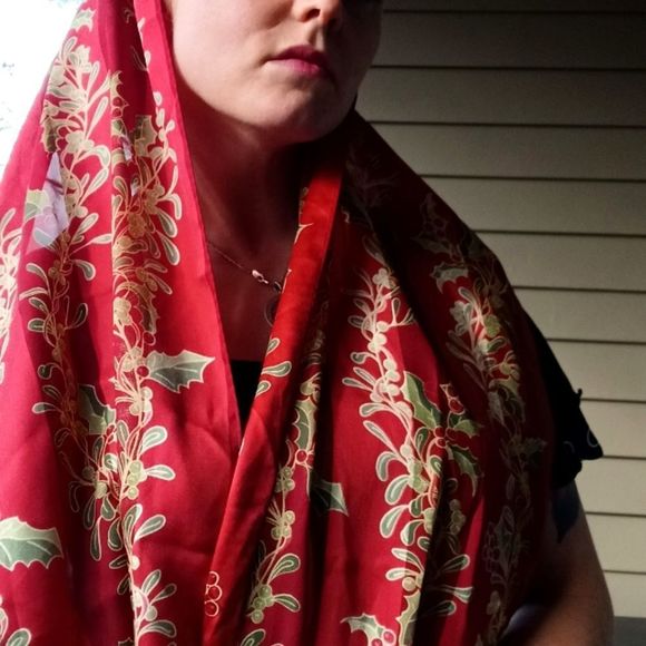 Yule, Christmas scarf with mistletoe and Holly in bright red - Picture 6 of 7